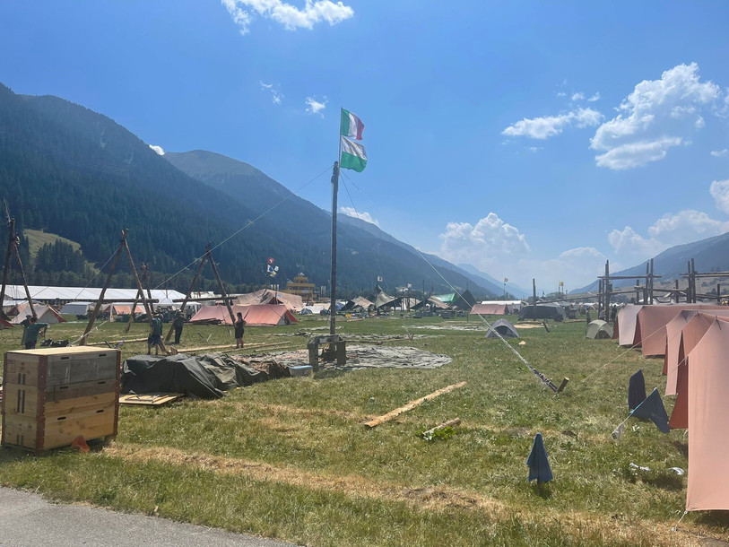 Le drapeau neuchâtelois flotte sur la vallée de Conches. Le Haut-Valais accueille dès ce samedi 30'000 scouts de Suisse pour le camp fédéral. (Photo : Bastien Nicoud)
