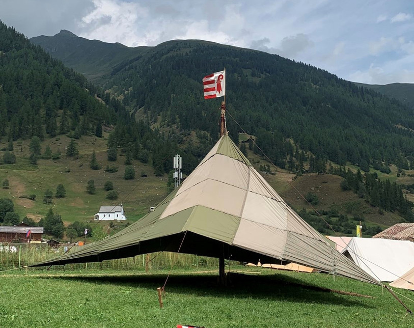 Le drapeau jurassien flotte sur la valée de Conches. 30'000 scouts vont s'y retrouver durant deux semaines. (Photo : Colin Vollmer)
