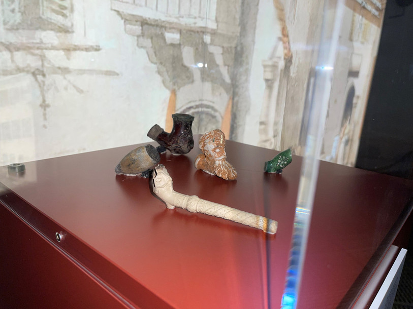 Plusieurs objets exposés témoignent de la présence d'une couche sociale aisée à St-Ursanne. (Photo : Nicolas Paupe)