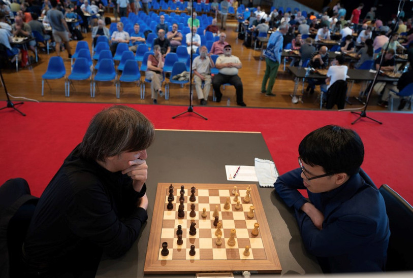 Le Vietnamien Le Quang Liem (à droite) a remporté le triathlon des Grands Maîtres cette année. Chez les dames, c'est la Suissesse Yongzhe Zhuang qui s'est imposée. (Photo : Festival international d'échecs de Bienne)