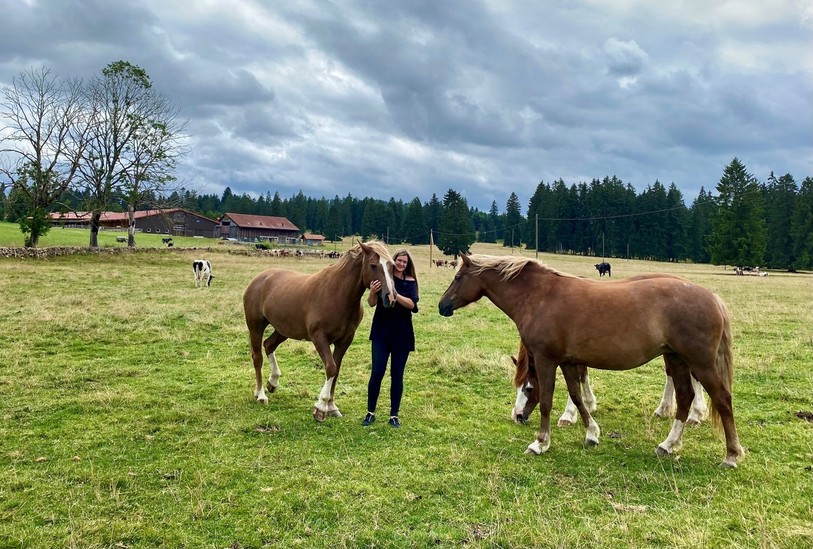 Lise Rais pose avec ses chevaux près de l'exploitation familiale aux Cufattes.
