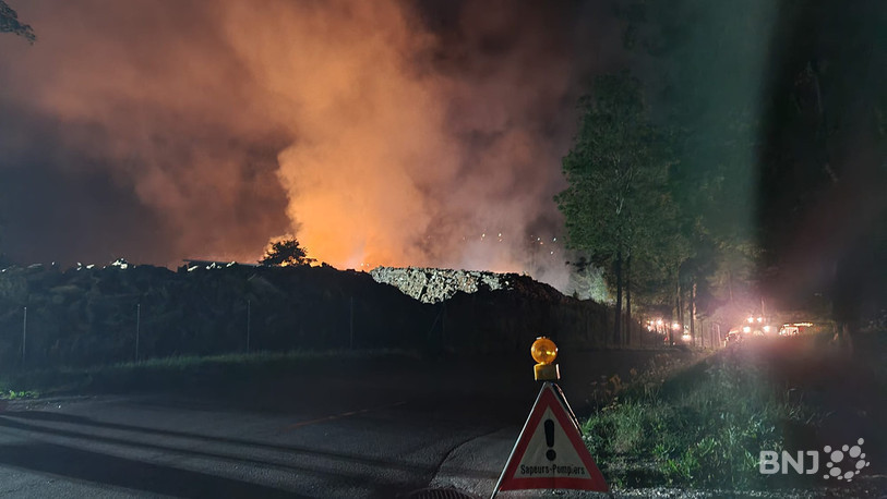 Les sapeurs-pompiers ont lutté une grande partie de la nuit.