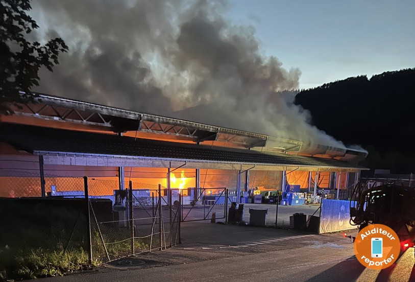 Le hangar de stockage principal était entièrement en flammes. 
