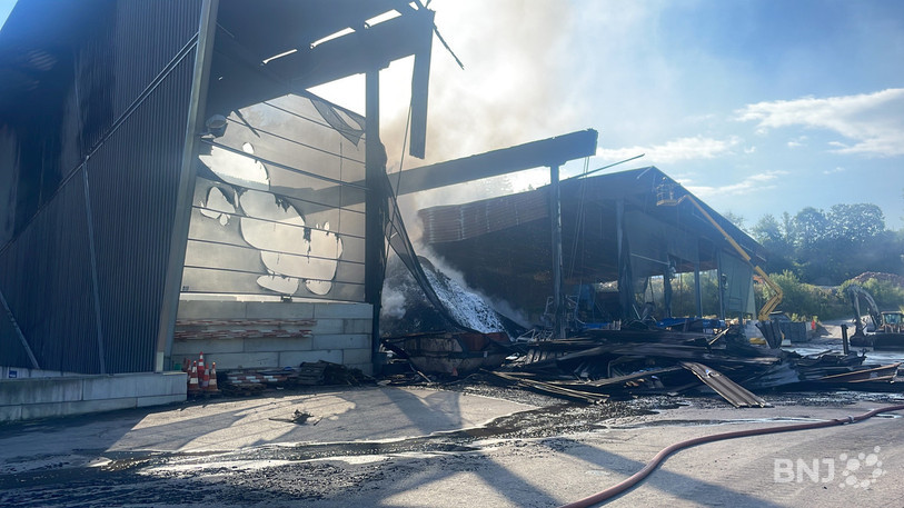 La poutre qui maintient le hangar pourrait céder à tout moment.