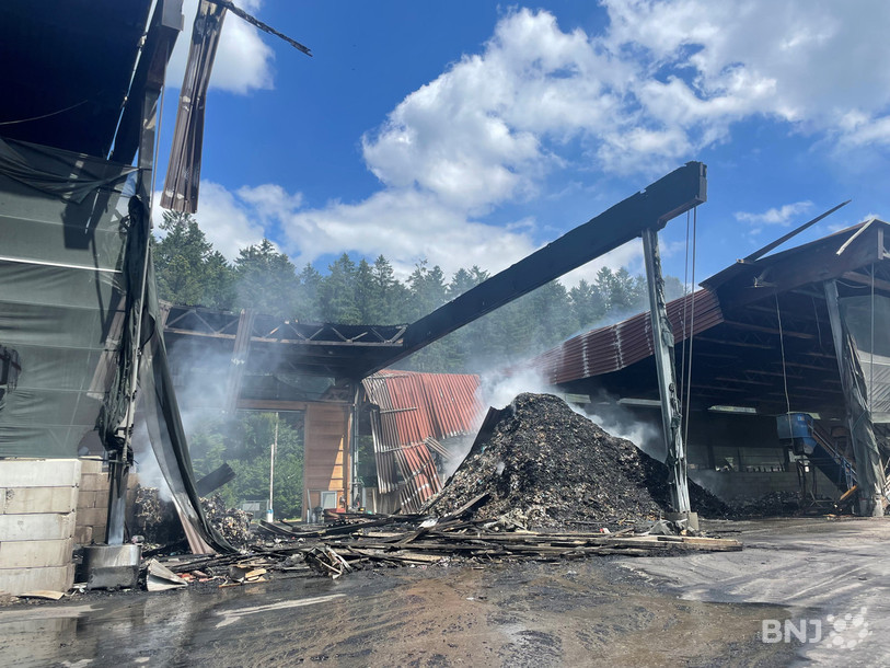 Ce qu'il reste du hangar de 4500 m2 après l'incendie.