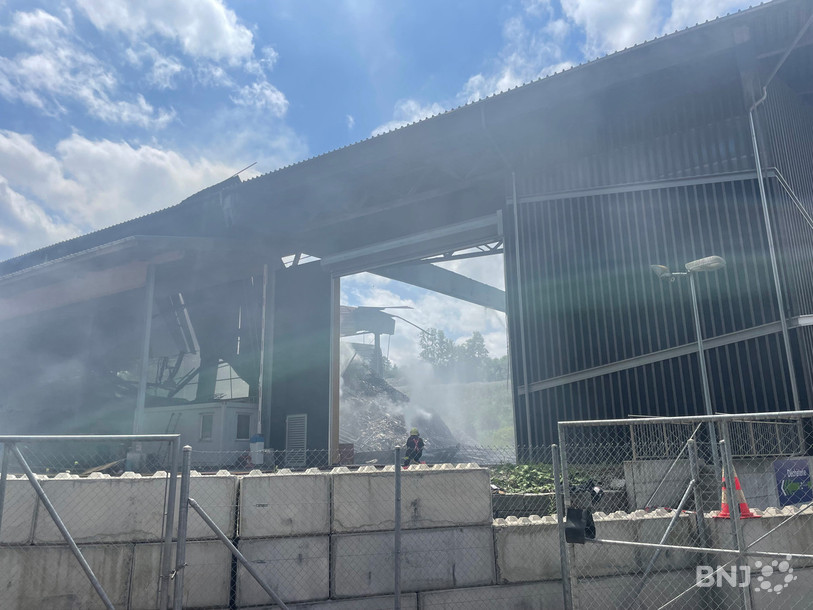 Mercredi après-midi, les pompiers étaient toujours sur les lieux afin d'éteindre complètement le brasier.