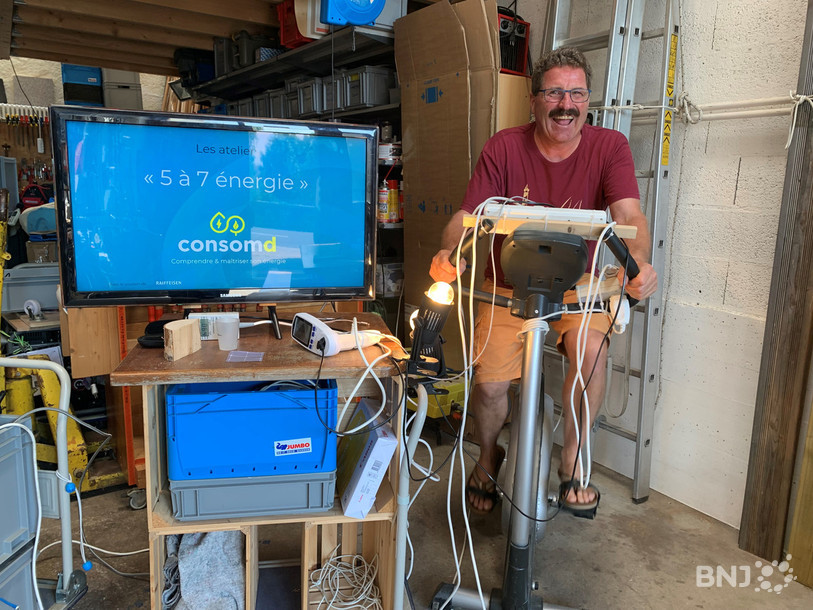 François Dreyer a transformé son garage en laboratoire pour permettre aux participants de ses ateliers d'expérimenter l'énergie et les façons de l'économiser.