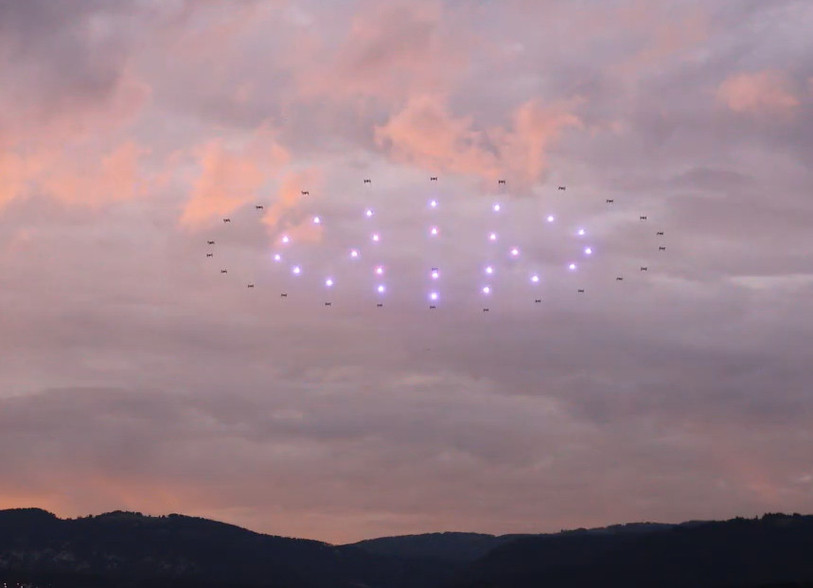 Le 31 juillet, un spectacle de drones accompagné de musique est proposé par le festival LakeLive sur le lac de Bienne. (Photo: Swiss Drone Show AG)