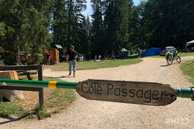 Sapins, pâturages et tranquillité francs-montagnards accueillent les visiteurs au camping taignon.