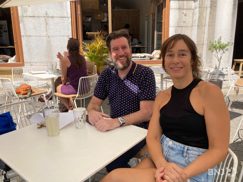 Le conseiller communal Didier Boillat et la restauratrice Fanny Del Mastro sur la terrasse de l'Apotheca.