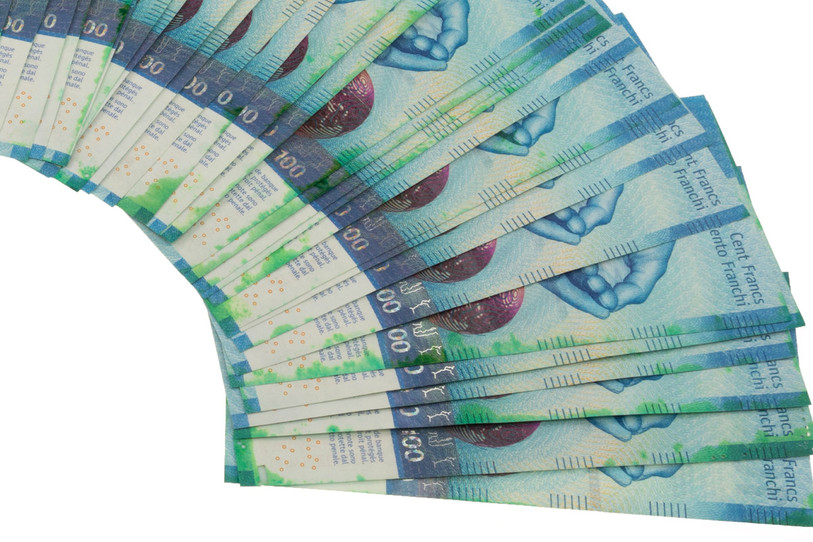 Une partie du butin en numéraire des voleurs a été marqué par de l’encre de sécurité (ici en vert). Certains de ces billets pourraient encore être en circulation. (Photo : police cantonale bernoise)