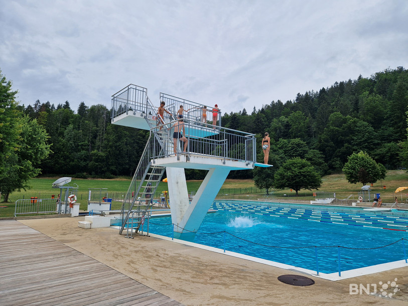 Ce vendredi matin, les plongeoirs sont pris d'assaut par les enfants à la piscine des Combes.