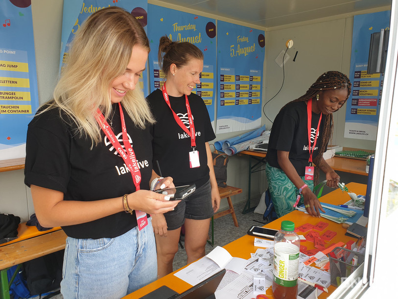 Le code vestimentaire est le même pour tout le staff du Lakelive : t-shirt noir et sautoir rouge.