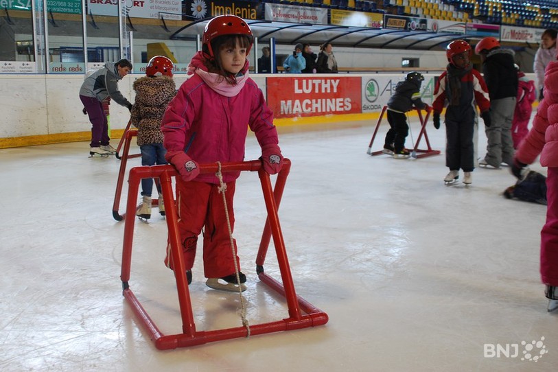 Les enfants n'ont pas besoin d'être équipés : patins, casque et déambulateur sont fournis.