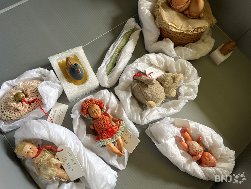 La collection comprend des poupées et d'autres petits objets.