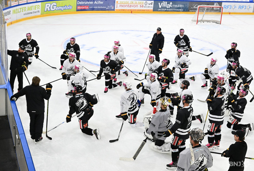 Les joueurs du HC Ajoie ont été dirigés pour la première fois par leur nouvel entraîneur Filip Pešán. (Photo: Georges Henz)