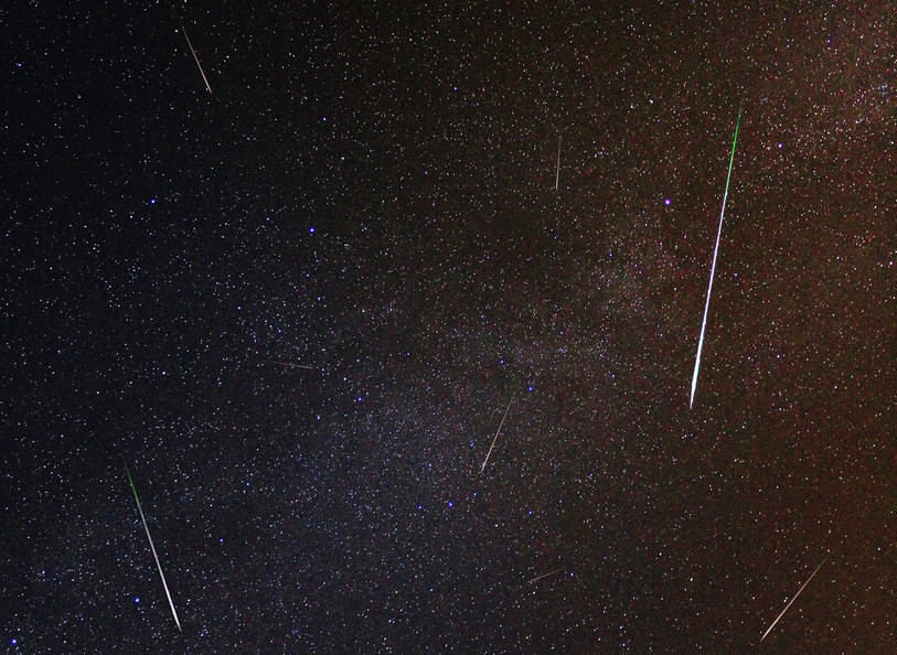 Réfléchissez à des vœux, les étoiles filantes seront de sortie pour la nuit des Perséides (Image d'illustration libre de droit).