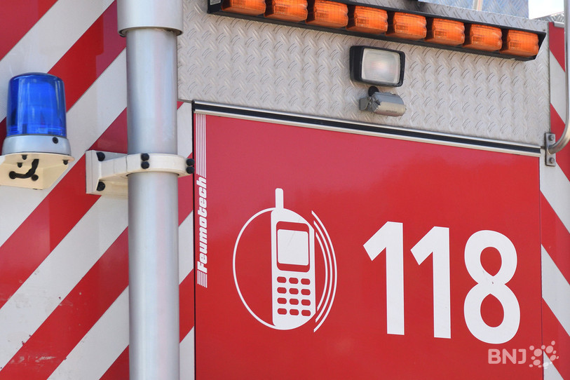 Les pompiers du CRIS Delémont ont dû intervenir pour nettoyer la chaussée.