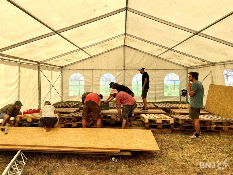 Les bénévoles assemblent les palettes qui formeront la petite scène du festival Hors Tribu.