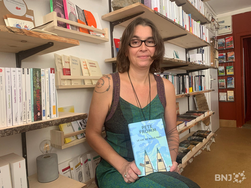 Phaedra Othman dans les locaux de sa libraire-café « Le vent se lève » à Sainte-Ursanne.
