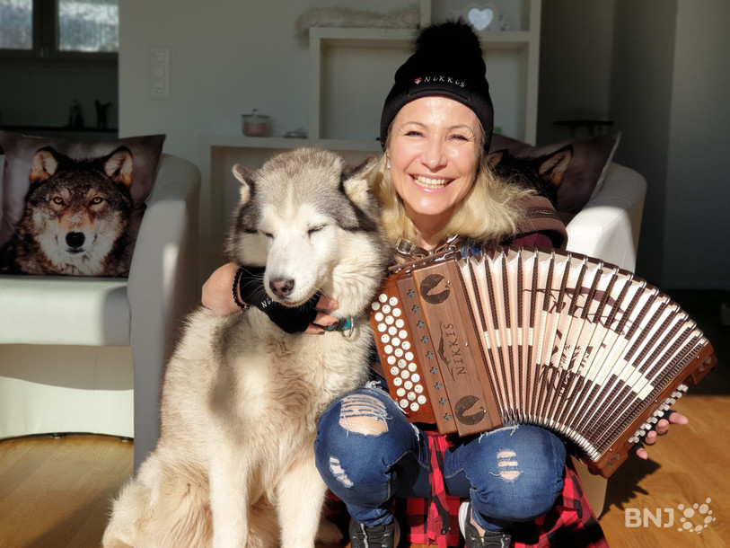 Nicole Thomet a fait de son chien, Noushka, l'emblème du Nikkis, 'accordéon qu'elle a conçue