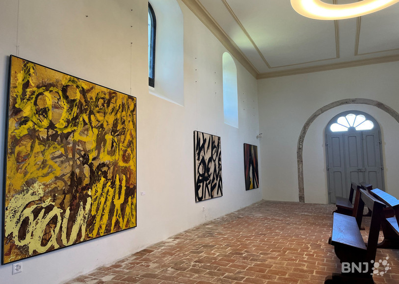 Gilles Fleury expose une dizaine d'œuvres dont une peinture intitulée « Gayâtri », ici au premier plan.