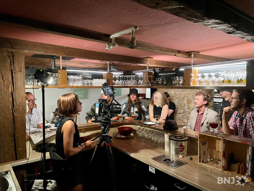 La cheffe opératrice, Line De Kaenel, s’affaire aux derniers réglages avant le début du tournage de « Affaire pas classée » de l’association Cliftown Films.