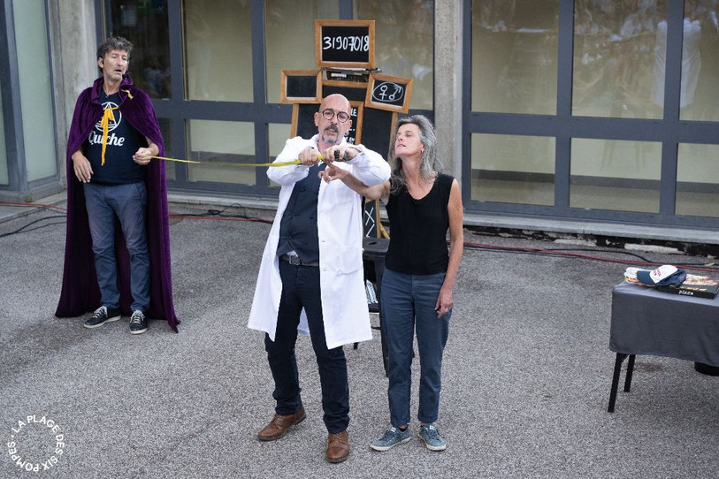 Le spectacle « L’échelle de Laville » de la Cie Les Décatalogués était à découvrir mardi et mercredi au Collège Numa Droz. (Photo: Gilles Mauron / La Plage des Six Pompes)