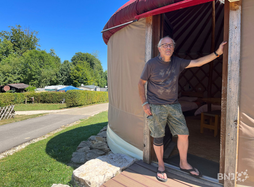 Eric Gigandet pose devant l'une des quatre yourtes du camping.
