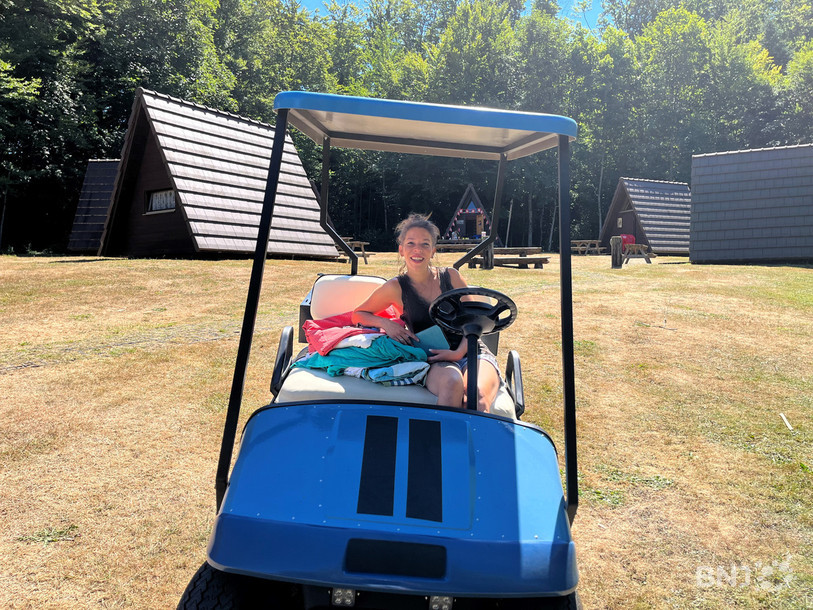 Tiphanie est chargée de l'entretien des différents lieux, notamment les bungalows.