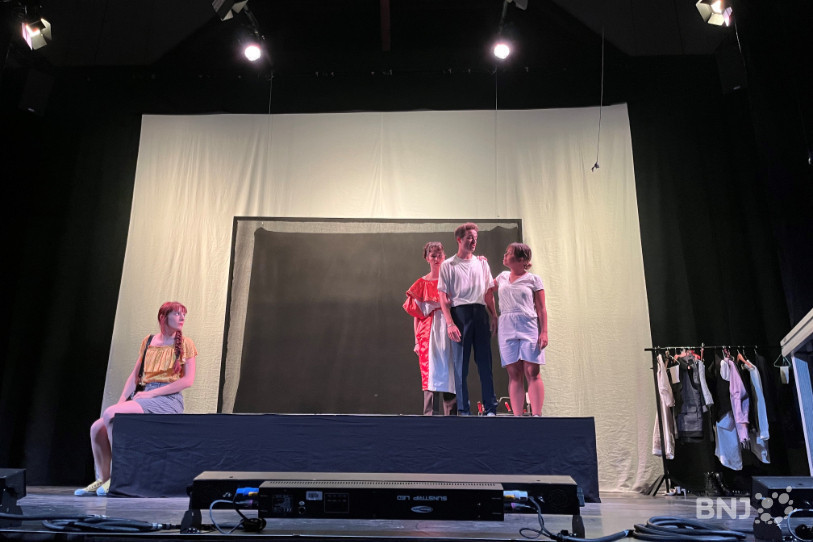 La pièce de théâtre raconte... une pièce de théâtre : une mise en abyme tantôt humoristique, tantôt dramatique.