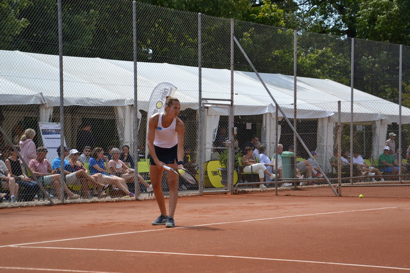 Conny Perrin a remporté son match en simple lors de la demi-finale avant de s'imposer en double avec Margot Yerolymos. (Photo: archives)