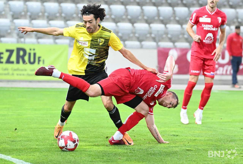 Les duels ont souvent été âpres dans ce match, à l'image de celui-ci qui met Evan Stadelmann au sol (photo : Georges Henz).