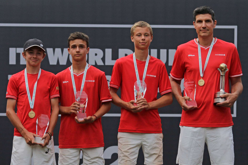 De gauche à droite, Thomas Flynn, Alex Bergomi, Thomas Gunzinger et leur coach Ralf Zepfel sont champions du monde U14 par équipe (Photo : swisstennis).