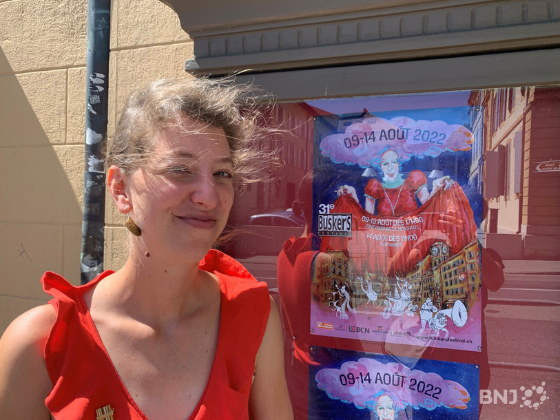 Léa Rovero, coordinatrice et co-programmatrice du Buskers de Neuchâtel se réjouit du retour des artistes après deux ans d'absence dues au Covid.