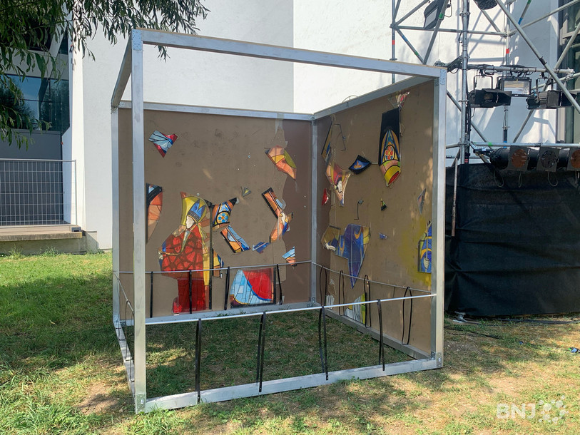 Différents éléments de décoration ont été disposés sur la plaine qui fait office de scène du spectacle. Ici, un cube décoré avec des morceaux de vitraux.