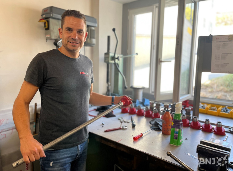 Cyril Bregnard porte une des sondes thermiques fabriquées par Econox.