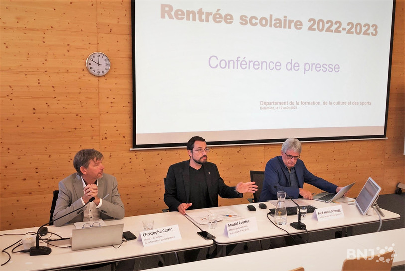 Christophe Cattin (chef ad interim du Service de la formation postobligatoire), Martial Courtet (ministre de la Formation) et Fred-Henri Schnegg (chef du Service de l’enseignement, de gauche à droite) ont présenté la rentrée scolaire 2022 ce vendredi.