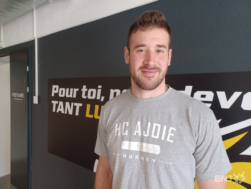 Frédérik Gauthier devant la porte du vestiaire du HC Ajoie.
