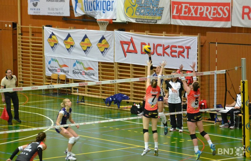 Segolène Girard (7) et Megan Cyr (5) au bloc.