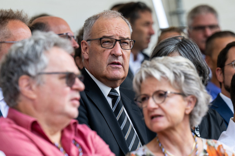 Le conseiller fédéral Guy Parmelin a pris place dans les gradins du Marché-Concours ce dimanche. (Photo : KEYSTONE/Peter Schneider).