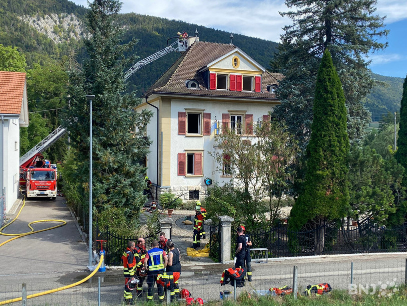 Les pompiers d'Erguël sont venus en renfort avec la grande échelle.