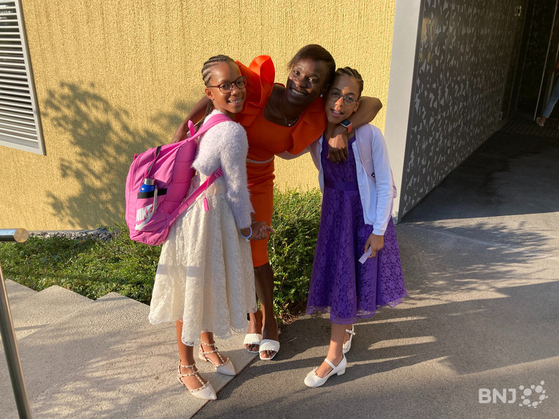 Lorie accompagnait ses deux filles, Ashley et Shanon, qui entamaient leur année scolaire au collège des Quatre fantastiques à Saint-Blaise ce lundi matin. 