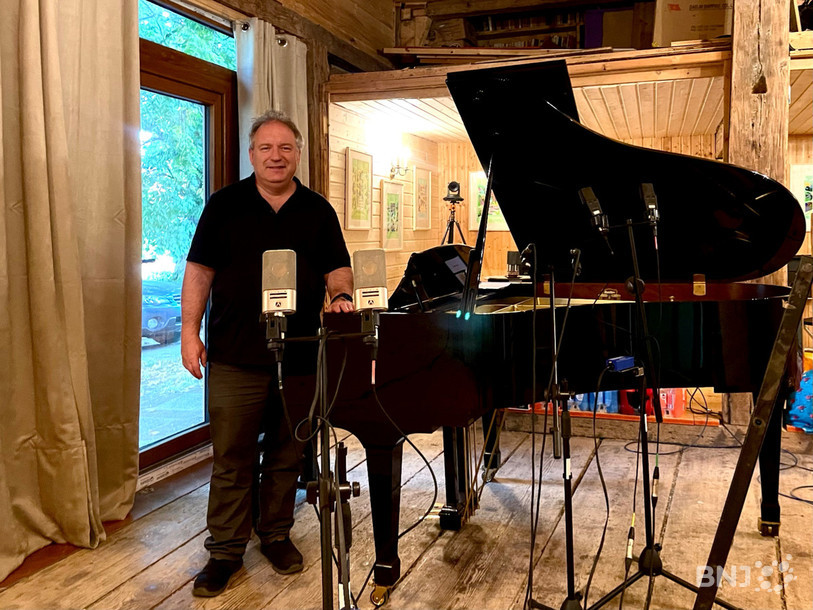 Le chef d'orchestre Boris Perrenoud, dans la grange qui accueillera jusqu'à 50 personnes par soirée. La proximité avec les musiciens est privilégiée. 