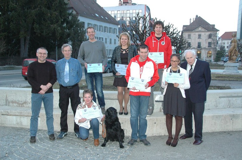 Les lauréats posent avec le président de la Ville du Locle Denis de La Reussille (tout à gauche).