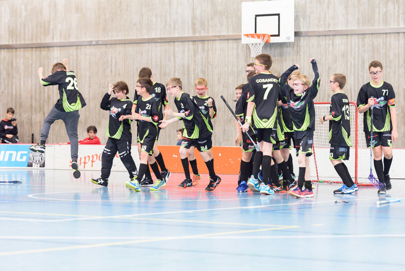 Des juniors M13 des clubs d’unihockey de La Chaux-de-Fonds et de Corcelles-Cormondrèche partagent la joie d’une victoire au tournoi La SAGA à Tenero en 2019 (Photo : Régine Jaccoud).