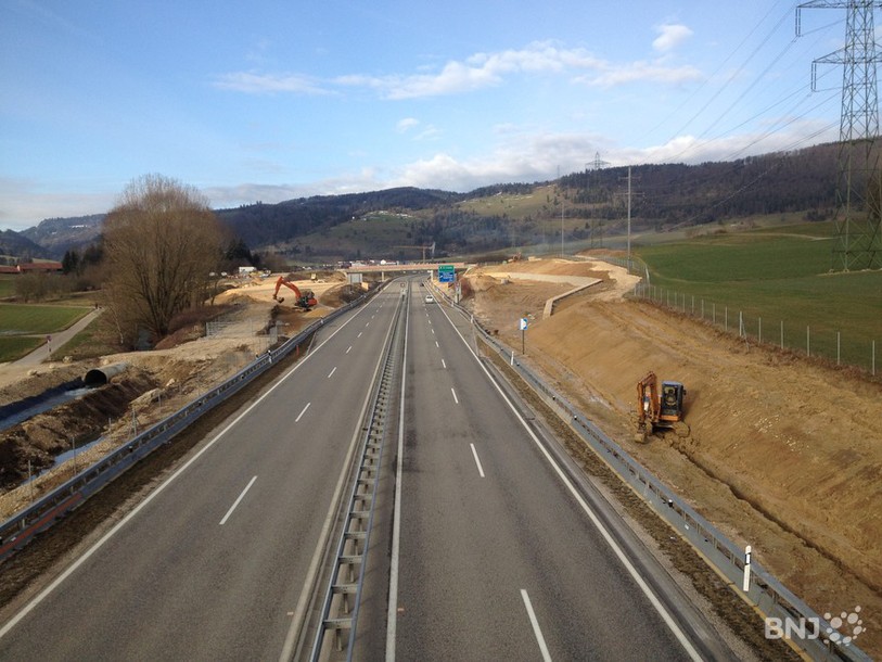 Les ouvriers mettent la touche finale sur l'A16 (ici sur l'aire de repos de Boécourt).