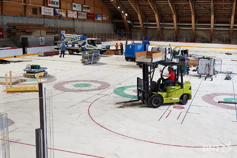 La patinoire est encore en chantier avant le retour sur la glace des hockeyeurs franc-montagnards.