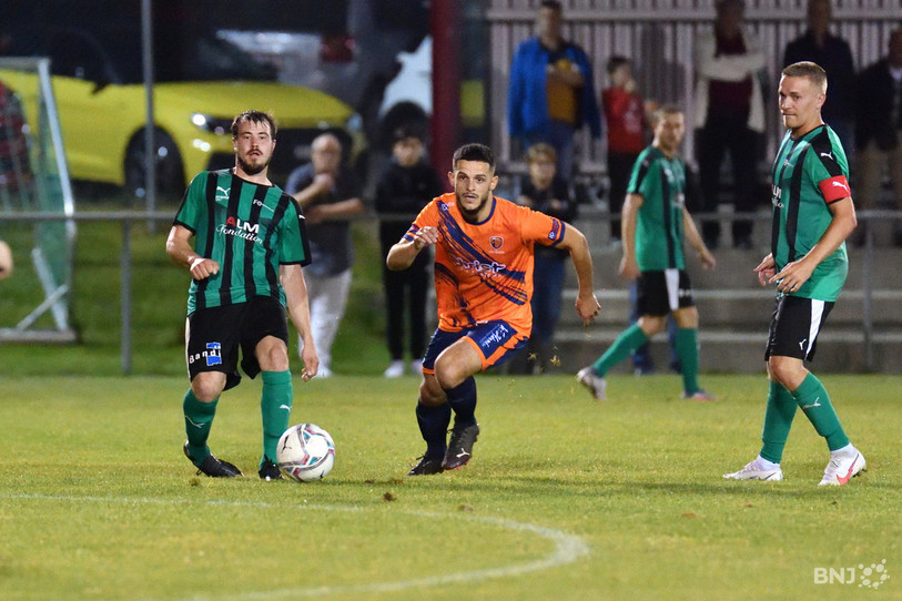 Le FC Ajoie-Monterri d'Andréa Moser (au centre) et le FC Courtételle de Clément Mottaz (à gauche) et du capitaine Tom Villemin vont découvrir pas moins de 12 nouveaux adversaires dans le championnat de 2e ligue interrégionale (photo : archives/Georges Henz).
