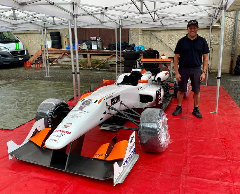 Roland Bossy pose à côté de sa monoplace Dallara Spiess F314.